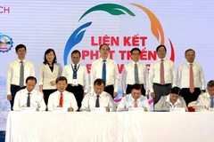 Lãnh đạo 6 tỉnh vùng Đông Nam Bộ ký kết liên kết phát triển du lịch vùng Đông Nam Bộ. (Ảnh: Lê Đức Hoảnh/TTXVN) 