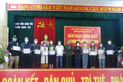 Trung đoàn bộ binh 126 cấp giấy chứng nhận hoàn thành thời gian cách ly tập trung. (Ảnh: Đinh Tuấn/TTXVN)