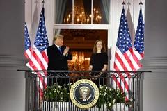 Tổng thống Mỹ Donald Trump (trái) chúc mừng bà Amy Coney Barrett (phải) sau lễ tuyên thệ nhậm chức Thẩm phán Tòa án Tối cao tại Washington, DC ngày 26/10/2020. (Ảnh: AFP/TTXVN)
