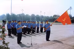 Cán bộ, chiến sỹ đầu tiên của Lực lượng Cảnh sát biển trang trọng tổ chức Lễ tuyên thệ trước anh linh Chủ tịch Hồ Chí Minh vĩ đại. (Nguồn: TTXVN)