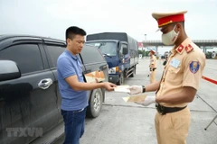 Lực lượng Cảnh sát giao thông tiến hành dừng xe, kiểm tra người điều khiển phương tiện. (Ảnh: Doãn Tấn/TTXVN)