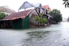 Khối phố 4, phường Trần Phú, thành phố Hà Tĩnh nước ngập sâu. (Ảnh: Công Tường/TTXVN)