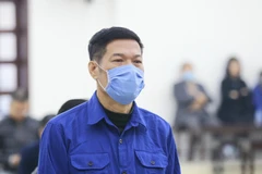 Bị cáo Nguyễn Nhật Cảm (sinh năm 1963, nguyên Giám đốc CDC Hà Nội) và đồng phạm nghe đại diện Viện kiểm sát đọc Bản cáo trạng truy tố . (Ảnh: Doãn Tấn/TTXVN)
