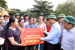 Thủ tướng Nguyễn Xuân Phúc thăm trường Mầm non Hiền Ninh, xã Hiền Ninh, huyện Quảng Ninh. (Ảnh: Thống Nhất/TTXVN)