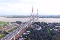 Cầu Cần Thơ là cầu dây văng đầu tiên xây dựng qua dòng sông Hậu, nối thành phố Cần Thơ và tỉnh Vĩnh Long, là cầu dây văng có nhịp chính dài nhất Đông Nam Á (550m). (Ảnh: Mạnh Linh/TTXVN)