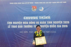 Lê Văn Phúc trong Lễ trao giải tình nguyện quốc gia tổ chức vào đầu năm 2020. (Ảnh: Hồng Điệp/TTXVN)