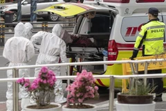 Nhân viên y tế chuyển bệnh nhân mắc COVID-19 từ xe cứu thương vào một bệnh viện ở Hàn Quốc. (Ảnh: Yonhap/TTXVN) 