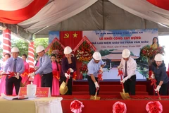 Các đại biểu thực hiện nghi thức động thổ công trình. (Ảnh: Thanh Bình/TTXVN)