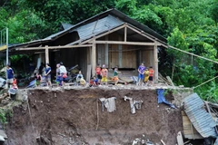 Một ngôi nhà đứng trước nguy cơ sạt lở sau lũ ở bản Nậm Nhừ 1, xã Nậm Nhừ. (Ảnh: Xuân Tư/TTXVN)