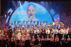 Thủ tướng Nguyễn Xuân Phúc, Chủ tịch Quốc hội Nguyễn Thị Kim Ngân và các đồng chí lãnh đạo Đảng, Nhà nước chụp ảnh chung cùng các diễn viên, nghệ sỹ Nhà hát Ca Múa Nhạc Việt Nam trong Chương trình Dâng Người tiếng hát mùa Xuân. (Ảnh: Thành Đạt/TTXVN) 