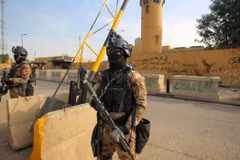 Binh sỹ Iraq đứng gác phía trước Tòa Đại sứ quán Mỹ ở Baghdad, ngày 2/1. (Nguồn: Getty Images) 