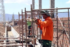 Lao động ngoại tỉnh làm việc tại các dự án ở huyện Thuận Nam (Ninh Thuận). (Ảnh: Công Thử/TTXVN)