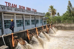 Trạm bơm Bình Phan bơm đưa nước về phục vụ trà lúa Đông Xuân các huyện Chợ Gạo, Gò Công Tây, tỉnh Tiền Giang. (Nguồn: TTXVN)
