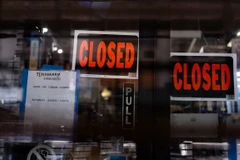 Một cửa hàng phải đóng cửa do lệnh phong tỏa nhằm chống dịch COVID-19 tại Manhattan, New York, Mỹ. (Ảnh: Reuters)