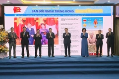Các đại biểu nhấn nút khai trương trang tin điện tử tổng hợp Ban Đối ngoại Trung ương Đảng. (Nguồn: qdnd.vn)