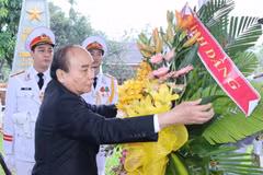 Thủ tướng Nguyễn Xuân Phúc cùng các lãnh đạo, nguyên lãnh đạo Đảng Nhà nước dâng hương tưởng niệm Chủ tịch nước Lê Đức Anh tại Nhà văn hoá Đại tướng Lê Đức Anh (làng Bàn Môn, xã Lộc An, huyện Phú Lộc, quê nhà của Đại tướng). (Ảnh: Thống Nhất/TTXVN) 