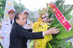 Thủ tướng Nguyễn Xuân Phúc cùng các lãnh đạo, nguyên lãnh đạo Đảng Nhà nước dâng hương tưởng niệm Chủ tịch nước Lê Đức Anh tại Nhà văn hoá Đại tướng Lê Đức Anh (làng Bàn Môn, xã Lộc An, huyện Phú Lộc, quê nhà của Đại tướng). (Ảnh: Thống Nhất/TTXVN) 