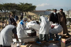 Thi thể một bệnh nhân tử vong do COVID-19 tại Cape Town, Nam Phi, ngày 9/6/2020. (Nguồn: AFP/TTXVN)