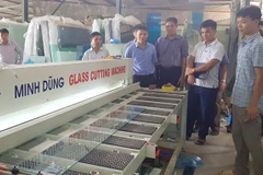 Trung tâm Khuyến công và Tư vấn phát triển công nghiệp nghiệm thu đề án Hỗ trợ kinh phí đầu tư máy móc thiết bị tiên tiến trong sản xuất tranh kính tại cơ sở sản xuất của anh Mầu Văn Dũng, xã Cao Đại, huyện Vĩnh Tường. (Nguồn: vinhphuc.gov.vn) 