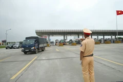 Lực lượng Cảnh sát giao thông tiến hành dừng xe, kiểm tra người điều khiển phương tiện. (Ảnh: Doãn Tấn/TTXVN) 