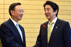 Thủ tướng Nhật Bản Shinzo Abe (phải) và Ủy viên Bộ Chính trị Đảng Cộng sản Trung Quốc Dương Khiết Trì. (Nguồn: AFP)