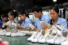 Sản xuất giày xuất khẩu. (Ảnh: Trần Việt/TTXVN) 