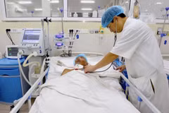 Chăm sóc cho bệnh nhân tại Trung tâm Đột quỵ Bệnh viện Trung ương Huế. (Nguồn: TTXVN)