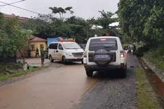 Lực lượng cứu hộ đưa thi thể cán bộ, chiến sỹ Đoàn Kinh tế Quốc phòng 337 bị sạt núi vùi lấp ra ngoài. (Ảnh: TTXVN/phát)