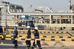 Công nhân công ty dầu Aramco làm việc tại nhà máy chế dầu Abqaiq của Saudi Arabia. (Nguồn: AFP/TTXVN)
