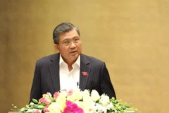 Chủ nhiệm Ủy ban Đối ngoại của Quốc hội Nguyễn Văn Giàu trình bày Báo cáo thẩm tra về việc phê chuẩn Hiệp định Bảo hộ đầu tư giữa một bên là CHXHCN Việt Nam và một bên là Liên minh châu Âu và các nước thành viên Liên minh châu Âu (EVIPA). (Ảnh: Văn Điệp/T