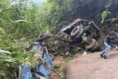 Chiếc xe tải gặp nạn bị hư hỏng hoàn toàn. (Ảnh: TTXVN phát)