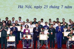 Thủ tướng Nguyễn Xuân Phúc và các lãnh đạo Đảng, Nhà nước trao tặng Bằng khen của Thủ tướng Chính phủ cho các đại biểu tại gặp mặt tuyên dương thương binh nặng tiêu biểu toàn quốc nhân kỷ niệm 72 năm Ngày Thương binh-liệt sỹ (27/7/1947-27/7/2019) . (Ảnh: 