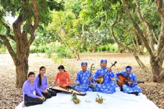 Một buổi sinh hoạt của Câu lạc bộ Đờn ca tài tử xã Hiệp Thành, thành phố Bạc Liêu trong vườn nhãn trăm tuổi ở Bạc Liêu. (Ảnh: Minh Đức/TTXVN)