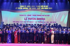 Bí thư Thành ủy Hà Nội Vương Đình Huệ với các đại biểu cùng các thủ khoa xuất sắc tốt nghiệp các trường đại học, học viện trên địa bàn thành phố Hà Nội năm 2020 chụp ảnh chung. (Ảnh: Văn Điệp/TTXVN)