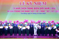 Trao tặng Huy hiệu Vì sự nghiệp xây dựng và phát triển tỉnh Cao Bằng cho 70 cá nhân có nhiều thành tích trong sự nghiệp xây dựng và phát triển Cao Bằng. (Ảnh: Quốc Đạt/TTXVN)