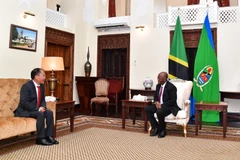 Tổng thống Tanzania John Pombe Joseph Magufuli tiếp thân mật Đại sứ Nguyễn Nam Tiến sau Lễ trình Quốc thư. (Ảnh: Đình Lượng/TTXVN)