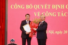 Ông Trần Quốc Vượng, Ủy viên Bộ Chính trị, Thường trực Ban Bí thư trao Quyết định của Bộ Chính trị về công tác cán bộ cho ông Lê Minh Hưng. (Ảnh: Phương Hoa/TTXVN) 