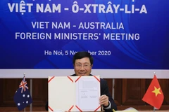 Phó Thủ tướng, Bộ trưởng Bộ Ngoại giao Phạm Bình Minh ký Chương trình hành động chung giai đoạn 2021-2023 giữa Bộ Ngoại giao hai nước. (Ảnh: Lâm Khánh/TTXVN)