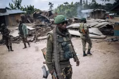 Binh sỹ Cộng hòa Dân chủ Congo tuần tra tại làng Manzalaho gần Beni. (Ảnh: AFP/TTXVN) 