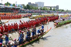 Giải đua ghe Ngo tỉnh Sóc Trăng mừng lễ hội Ok Om Bok. (Ảnh: TTXVN) 