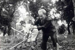 Bác Hồ cuốc đất, trồng rau trong vườn Phủ Chủ tịch (năm 1957). (Ảnh: Tư liệu/TTXVN)