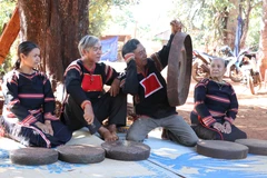 Nghệ nhân Ksor Siơh (thứ hai từ phải sang), dân tộc Jrai, sinh năm 1958, làng Kly, thị trấn Nhơn Hòa, huyện Chư Pưh (Gia Lai) là nghệ nhân chỉnh chiêng có tiếng ở Tây Nguyên. (Ảnh: Hồng Điệp/TTXVN)