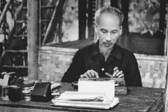 Chủ tịch Hồ Chí Minh làm việc tại chiến khu Việt Bắc trong thời kỳ kháng chiến chống Pháp. (Ảnh: Tư liệu TTXVN) 