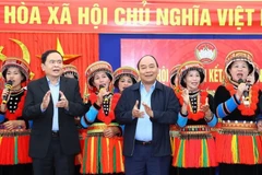 Thủ tướng Nguyễn Xuân Phúc với nhân dân thôn Tân Thành, xã Nông Thượng, thành phố Bắc Kạn. (Ảnh: Thống Nhất/TTXVN)