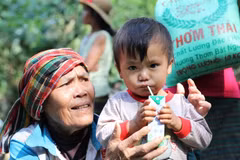 Những đứa trẻ Vân Kiều đã được thưởng thức sữa tươi sau nhiều ngày thiếu thốn. (Ảnh: Danh Lam/TTXVN)