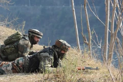 Binh sỹ Ấn Độ gác tại khu vực Gingal Uri, cách thủ phủ Srinagar, bang Jammu & Kashmir 90km về phía bắc, gần đường ranh giới kiểm soát (LoC) giữa Ấn Độ và Pakistan. (Ảnh: AFP/ TTXVN) 