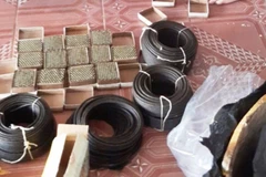 Tang vật thu giữ liên quan đến vụ án mua bán, tàng trữ, vận chuyển trái phép hơn 212kg thuốc nổ,1.300 kíp nổ và khoảng 170m dây cháy chậm. (Ảnh: Võ Dung/TTXVN)