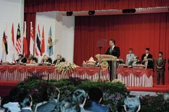 Quốc vương Brunei Hassanal Bolkiah phát biểu về việc Việt Nam chính thức gia nhập ASEAN trước khi khai mạc Hội nghị Bộ trưởng Ngoại giao các nước ASEAN lần thứ 28, sáng 29/7/1995. (Ảnh: Trần Sơn/TTXVN)