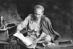 Chủ tịch Hồ Chí Minh làm việc trong hang đá ở Việt Bắc (1951). (Ảnh: Tư liệu TTXVN) 