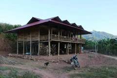 Một ngôi nhà sàn vừa mới được xây dựng tại bản Lả Chà. (Ảnh: Xuân Tiến/TXVN)